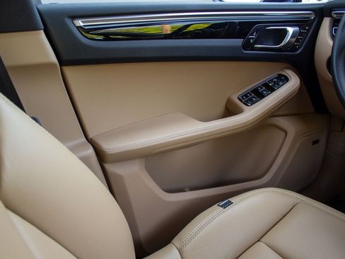 Used 2025 Porsche Macan AWD/4WD image 19