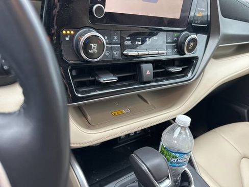 Used 2023 Toyota Highlander XLE image 6