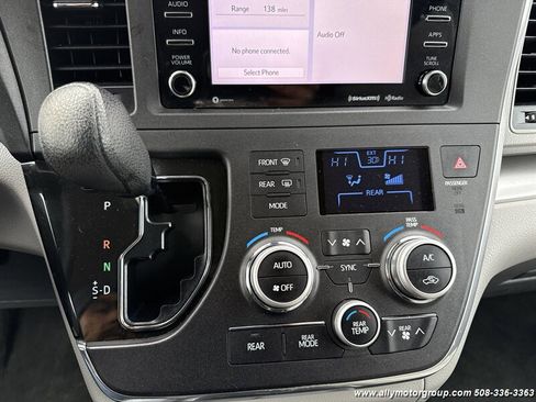 Used 2018 Toyota Sienna LE image 18