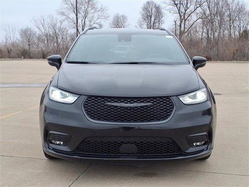 Used 2025 Chrysler Pacifica Limited image 7