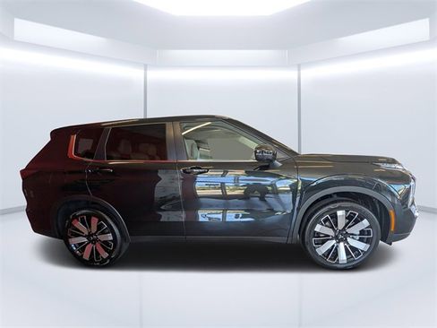 New 2025 Mitsubishi Outlander SE image 2