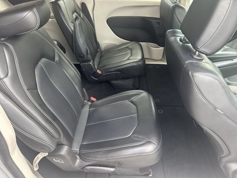 Used 2023 Chrysler Pacifica Touring-L FWD image 15