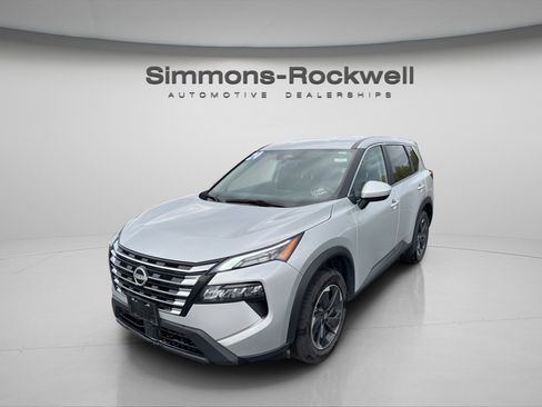 Used 2024 Nissan Rogue SV image 1