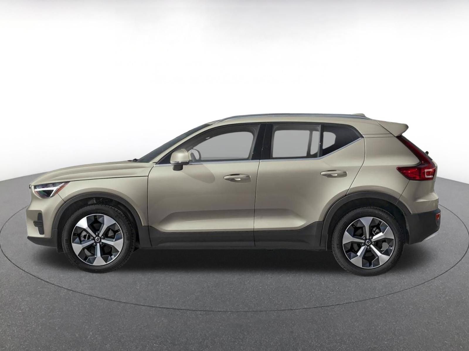 Used 2024 Volvo XC40 B5 Core AWD/4WD image 3
