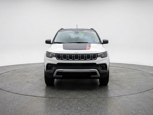 Used 2025 Jeep Compass Trailhawk image 2