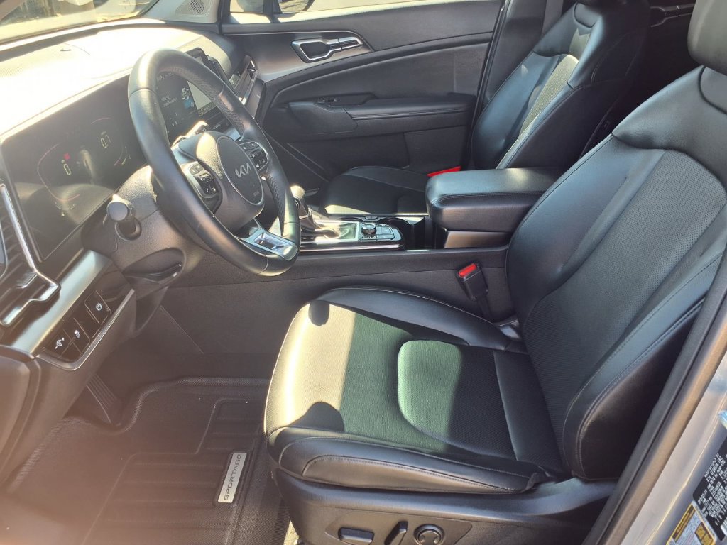 Used 2025 Kia Sportage EX FWD image 13