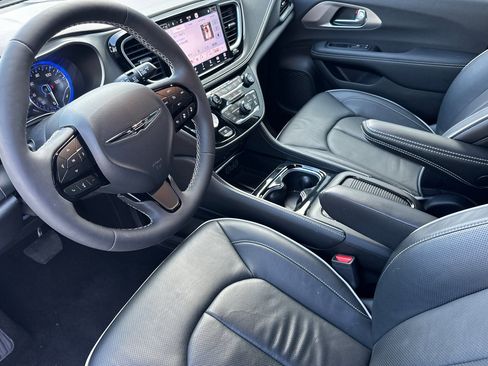 Used 2024 Chrysler Pacifica Limited w/ Uconnect Theater Family Group image 10