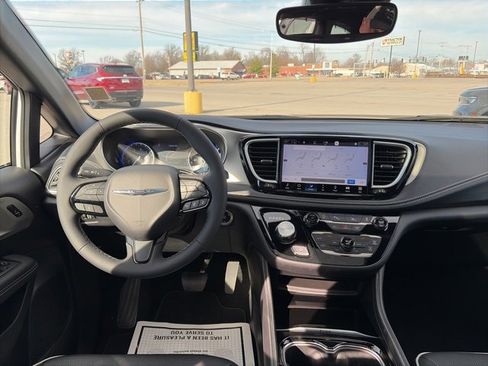 Used 2023 Chrysler Pacifica Limited w/ S Appearance Package image 13