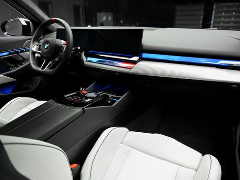 Used 2025 BMW M5 image 62