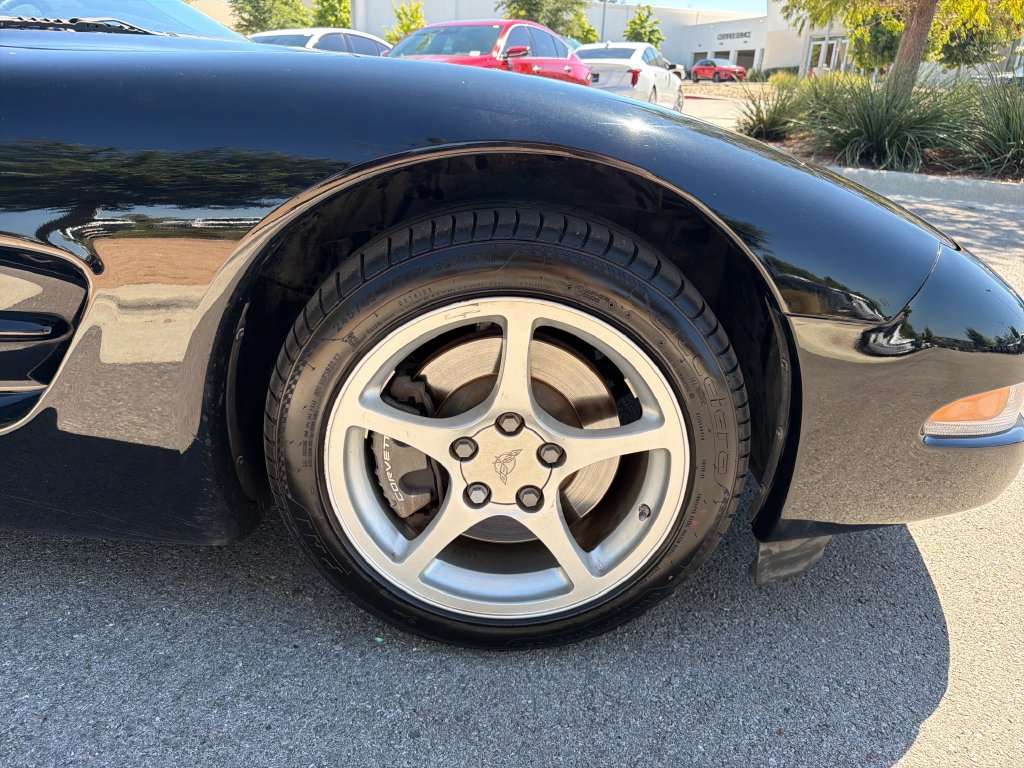 Used 2000 Chevrolet Corvette Coupe w/ Roof Pkg RWD image 12