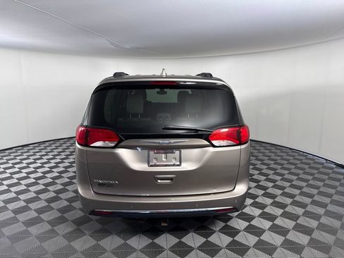 Used 2017 Chrysler Pacifica Touring-L FWD image 4