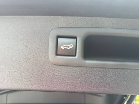Used 2023 Toyota Highlander XLE AWD/4WD image 30