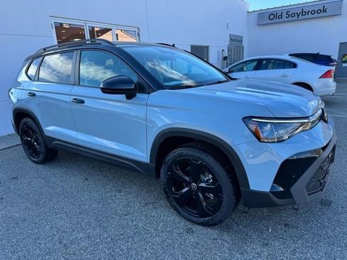 New 2026 Volkswagen Taos SE image 3