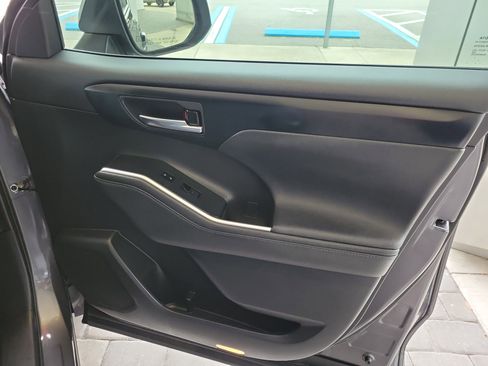 Used 2024 Toyota Highlander XLE image 29