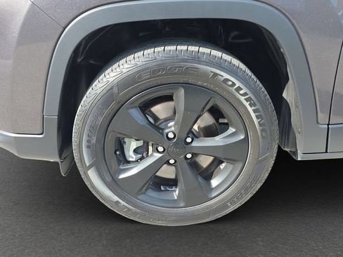 Used 2021 Jeep Cherokee Latitude Plus AWD/4WD image 4
