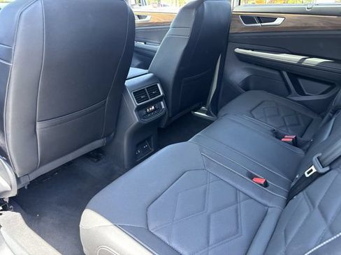 Used 2025 Volkswagen Atlas SE AWD/4WD image 17
