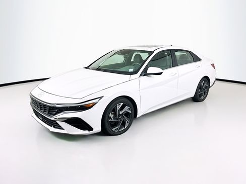 Used 2025 Hyundai Elantra SEL image 3