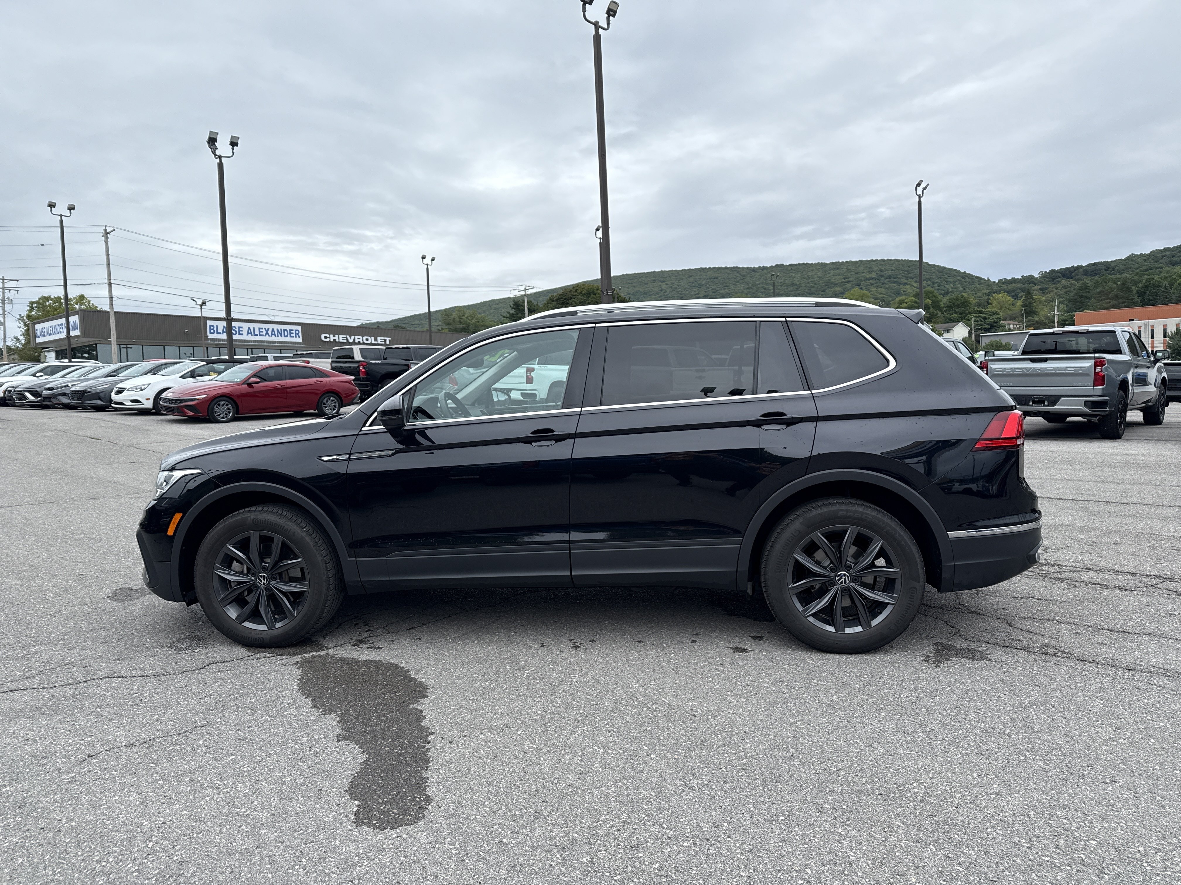 Used 2023 Volkswagen Tiguan SE AWD/4WD image 7