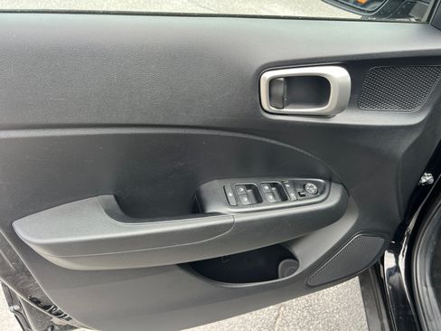 Certified 2022 Hyundai Venue SE FWD image 10