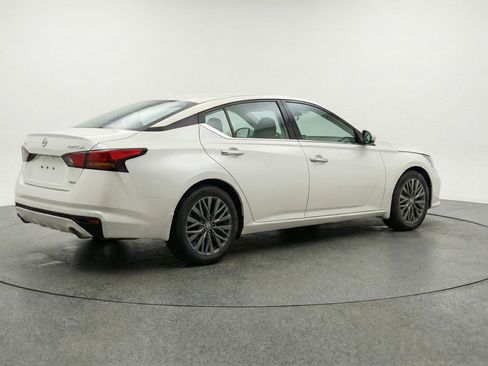 Used 2025 Nissan Altima 2.5 SV image 9