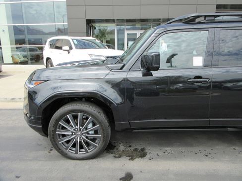 Used 2026 Lexus GX 550 w/ Accessory Package (2T) AWD/4WD image 2