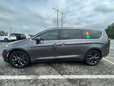 Used 2022 Chrysler Pacifica Touring-L w/ Uconnect Theater Family Group FWD image 5
