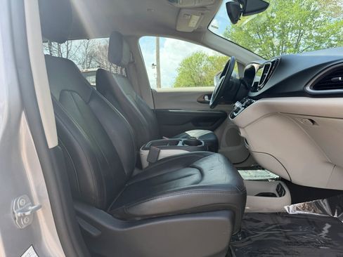 Used 2017 Chrysler Pacifica Touring-L image 30