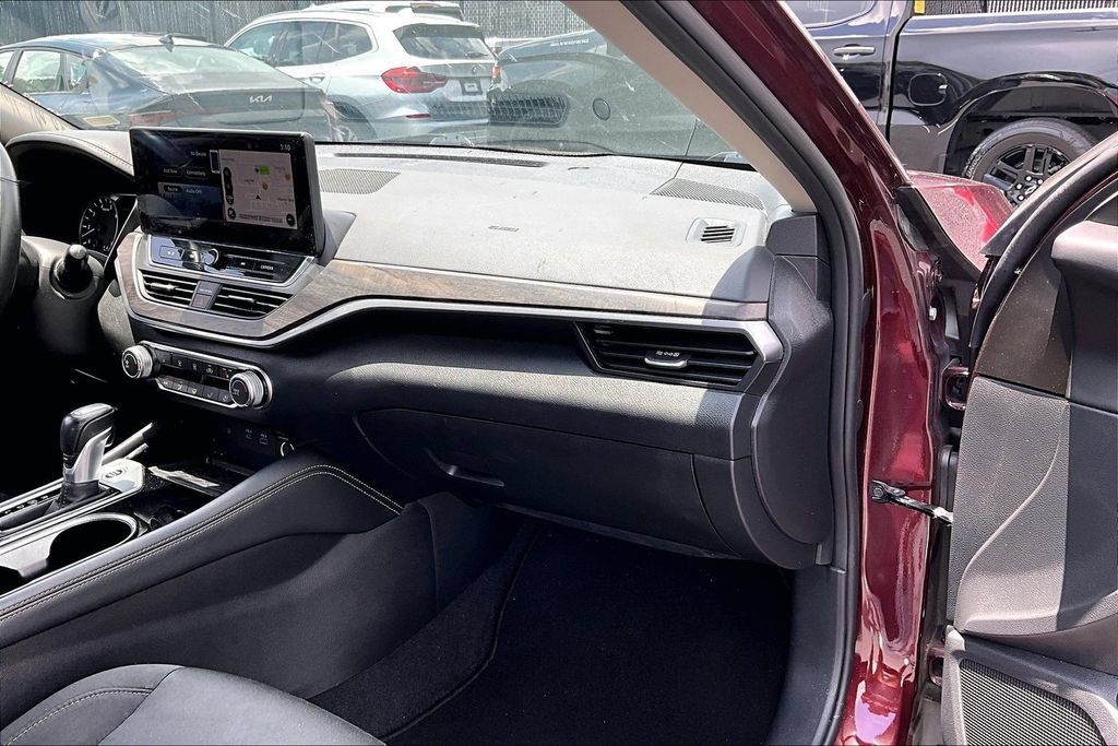 Used 2024 Nissan Altima 2.5 SV w/ SV Premium Package FWD image 24