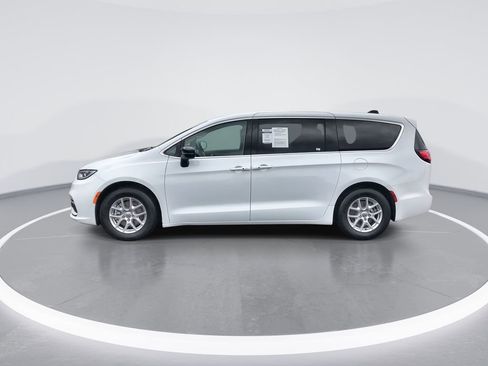 Used 2024 Chrysler Pacifica Touring-L FWD image 5