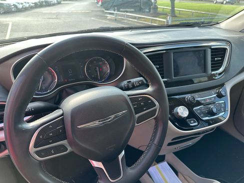 Used 2022 Chrysler Voyager LX FWD image 24