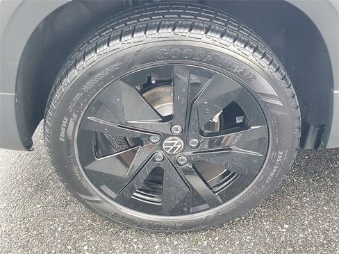 Certified 2025 Volkswagen Taos SE image 5
