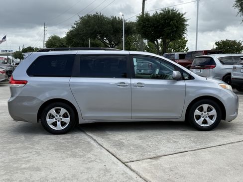 Used 2014 Toyota Sienna LE FWD image 3