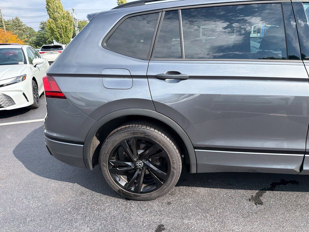 Used 2024 Volkswagen Tiguan SE R-Line AWD/4WD image 4