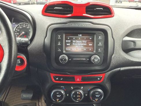 Used 2016 Jeep Renegade Limited image 18