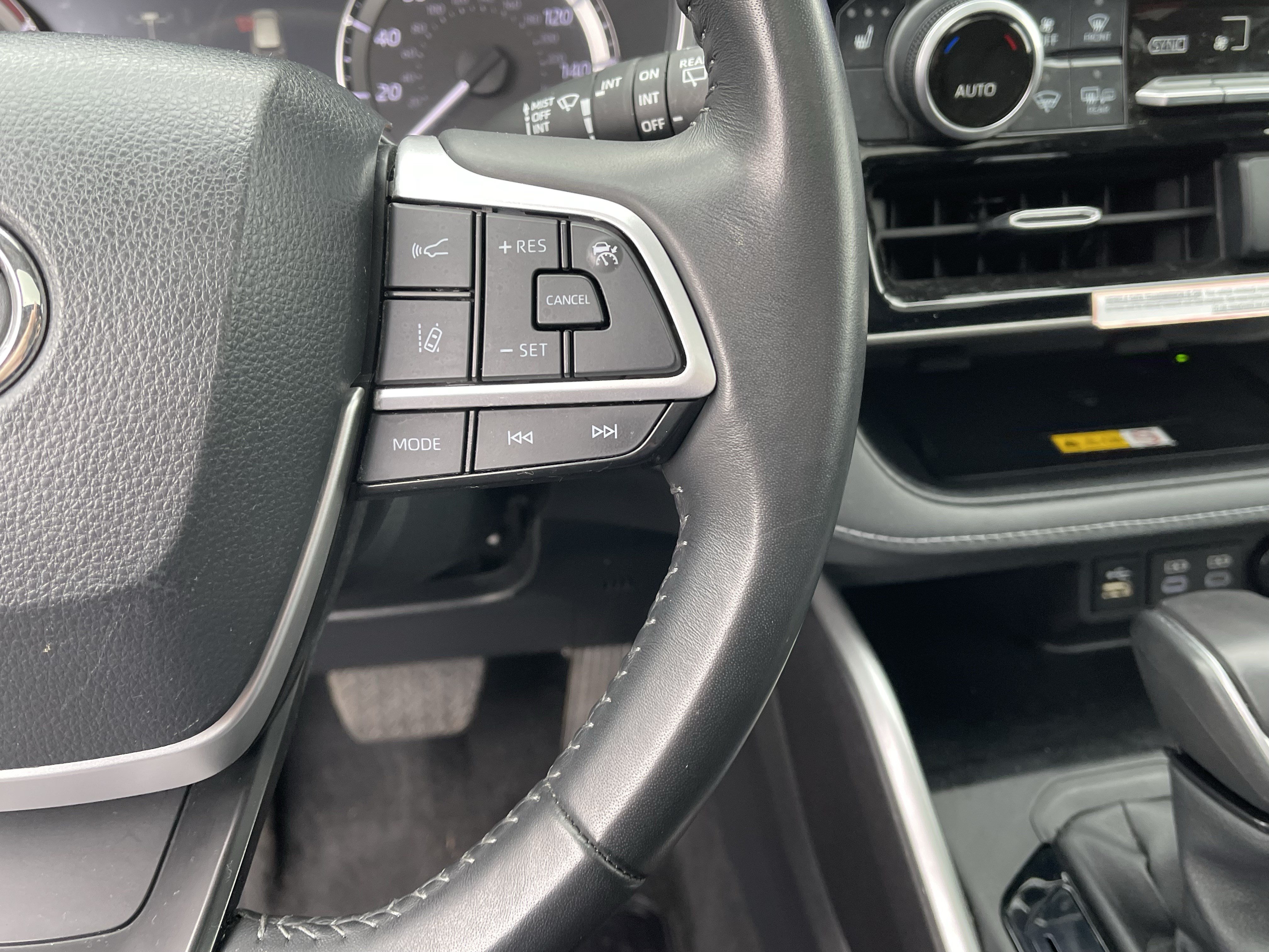 Used 2024 Toyota Highlander XLE AWD/4WD image 23