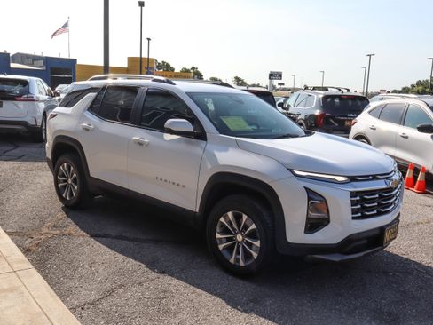 Used 2025 Chevrolet Equinox LT w/ Convenience Package II FWD image 3