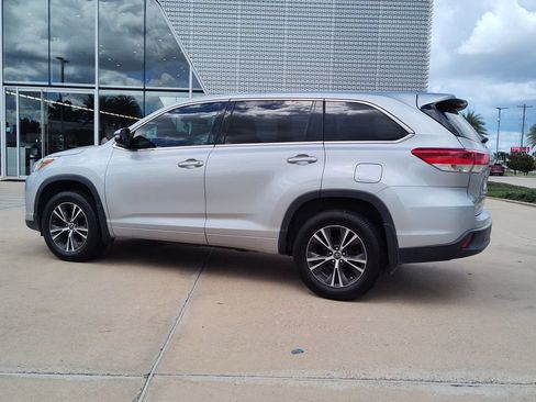 Used 2018 Toyota Highlander LE FWD image 5