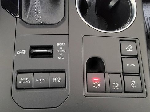 Certified 2023 Toyota Highlander XLE image 25