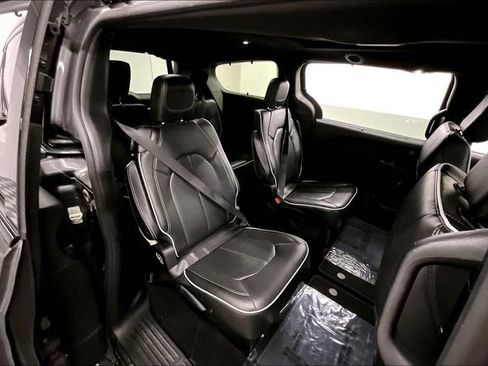 Used 2018 Chrysler Pacifica Limited w/ Advanced Safetytec Group FWD image 26