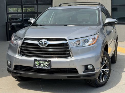 Used 2016 Toyota Highlander XLE AWD/4WD image 3