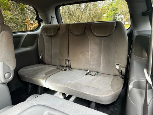 Used 2011 Kia Sedona LX w/ PWR Pkg image 16