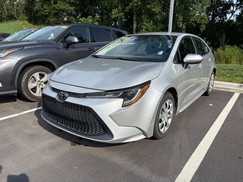 Used 2021 Toyota Corolla LE FWD image 3