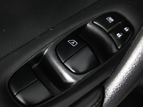 Used 2017 Nissan Rogue SV w/ SV Premium Package image 21