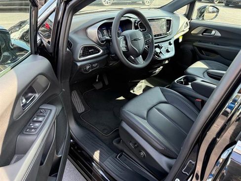 Used 2025 Chrysler Voyager LX FWD image 4