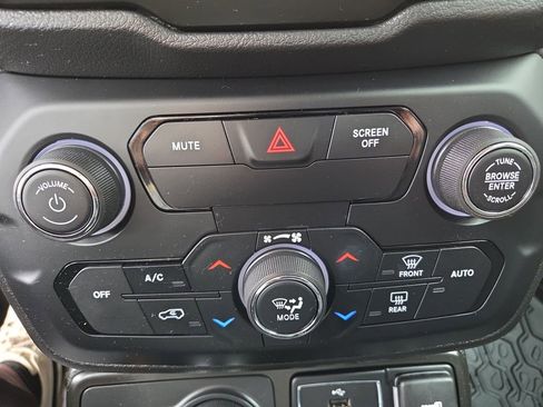 Certified 2020 Jeep Renegade Latitude w/ Cold Weather Group AWD/4WD image 16