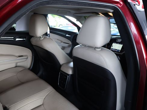 Used 2017 Chrysler 300 C w/ Light Group image 33