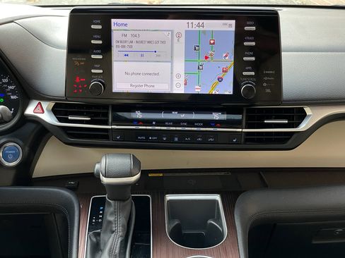 Used 2023 Toyota Sienna XLE w/ XLE Plus Package image 33