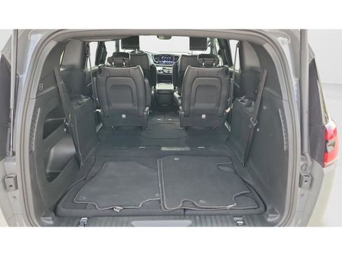 Used 2025 Chrysler Pacifica Limited image 12