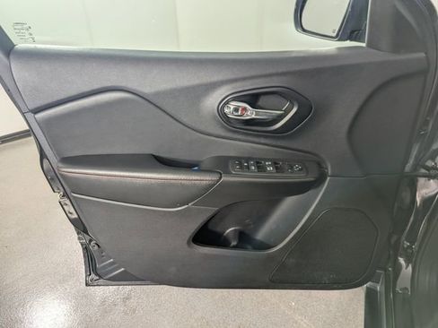 Used 2022 Jeep Cherokee Trailhawk image 14