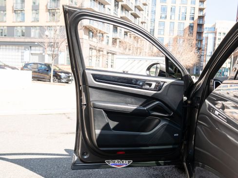 Used 2019 Porsche Cayenne S w/ Premium Plus Package image 45